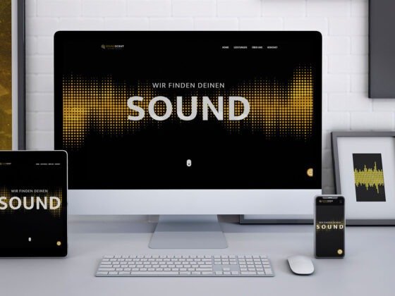 Ein Computer, Tablet und Smartphone zeigen "Wir finden deinen Sound" vor gelbem Wellenmuster. Daneben ein gerahmtes Wellenbild. Ein Computer, Tablet und Smartphone zeigen "Wir finden deinen Sound" vor gelbem Wellenmuster. Daneben ein gerahmtes Wellenbild.