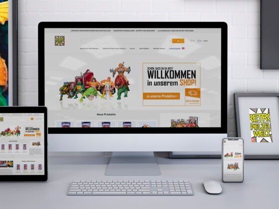 Ein Computer, Tablet und Smartphone zeigen eine Retro-Spielzeugladen-Website mit Comicfiguren auf weißem Schreibtisch. Ein Computer, Tablet und Smartphone zeigen eine Retro-Spielzeugladen-Website mit Comicfiguren auf weißem Schreibtisch.