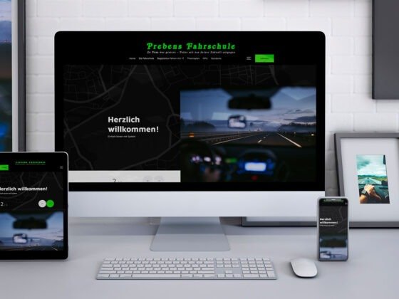 Ein PC, Tablet und Smartphone zeigen dieselbe Fahrschul-Webseite auf Deutsch auf einem weißen Schreibtisch. Ein PC, Tablet und Smartphone zeigen dieselbe Fahrschul-Webseite auf Deutsch auf einem weißen Schreibtisch.