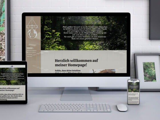 Ein Computer, Tablet und Smartphone zeigen dieselbe Website mit Waldmotiv und deutschem Text im Büro. Ein Computer, Tablet und Smartphone zeigen dieselbe Website mit Waldmotiv und deutschem Text im Büro.