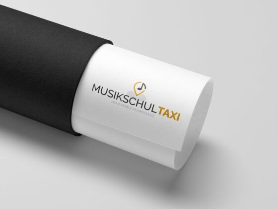 Eine zusammengerollte weiße Papierrolle mit dem Schriftzug "MUSIKSCHULTAXI" ragt aus schwarzer Hülle. Eine zusammengerollte weiße Papierrolle mit dem Schriftzug "MUSIKSCHULTAXI" ragt aus schwarzer Hülle.