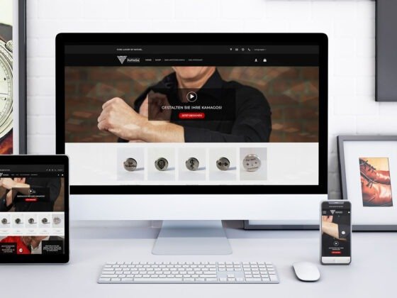 Ein Computer, Tablet und Smartphone zeigen dieselbe Website; im Büro hängen Fotos und eine Wanduhr. Ein Computer, Tablet und Smartphone zeigen dieselbe Website; im Büro hängen Fotos und eine Wanduhr.