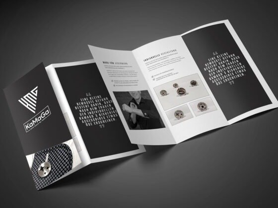Dreifach gefalteter KaMaGo-Prospekt offen mit Text, Schwarzweißfoto einer Person und Produktbildern. Dreifach gefalteter KaMaGo-Prospekt offen mit Text, Schwarzweißfoto einer Person und Produktbildern.