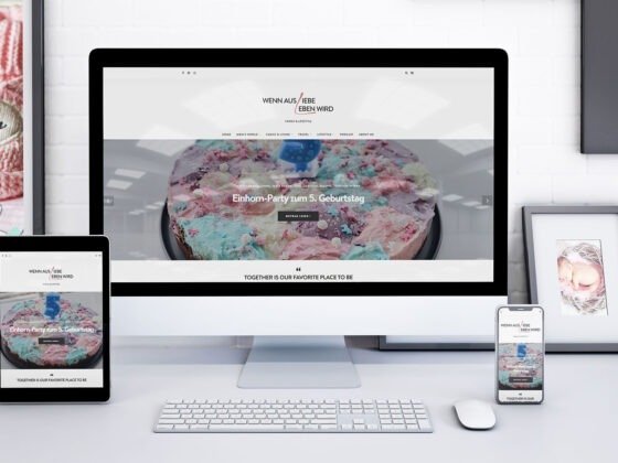 Ein PC, Tablet und Smartphone zeigen die gleiche Webseite mit bunter Torte auf weißem Schreibtisch. Ein PC, Tablet und Smartphone zeigen die gleiche Webseite mit bunter Torte auf weißem Schreibtisch.