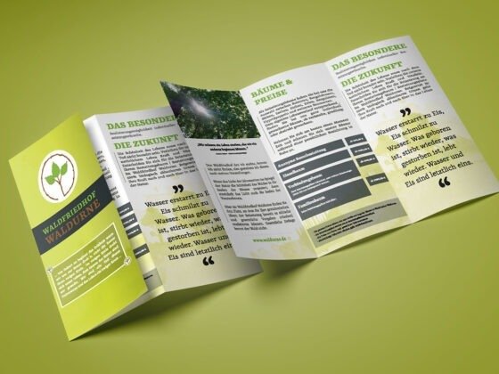 Dreifach-Faltbroschüre in Grün und Weiß mit Textfeldern, Überschriften, Blätterlogo und Baumfoto. Dreifach-Faltbroschüre in Grün und Weiß mit Textfeldern, Überschriften, Blätterlogo und Baumfoto.