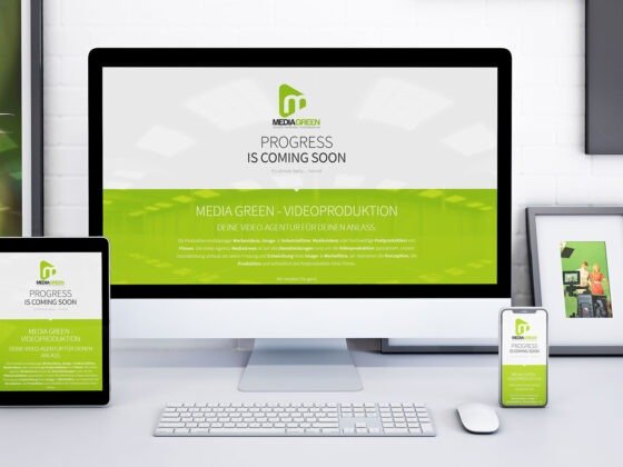 Ein moderner Arbeitsplatz mit Computer, Tablet und Smartphone; alle zeigen "Media Green" und "Progress is coming soon". Ein moderner Arbeitsplatz mit Computer, Tablet und Smartphone; alle zeigen "Media Green" und "Progress is coming soon".