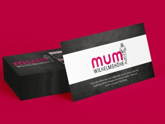 Ein Stapel Visitenkarten mit fettgedrucktem "mum WILHELMSHÖHE" und gezeichnetem Koch auf rot. Ein Stapel Visitenkarten mit fettgedrucktem "mum WILHELMSHÖHE" und gezeichnetem Koch auf rot.