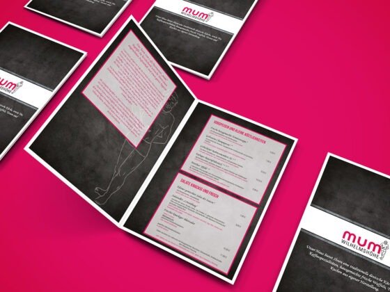 Ein Restaurantmenü in Schwarz, Weiß und Pink liegt auf pinkem Untergrund, Cover und Innenseiten sichtbar. Ein Restaurantmenü in Schwarz, Weiß und Pink liegt auf pinkem Untergrund, Cover und Innenseiten sichtbar.