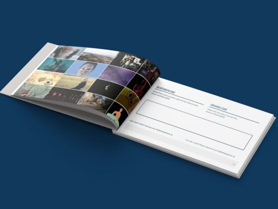 Ein offenes Buch auf blauem Untergrund zeigt links bunte Bilder, rechts Linien mit Überschriften. Ein offenes Buch auf blauem Untergrund zeigt links bunte Bilder, rechts Linien mit Überschriften.