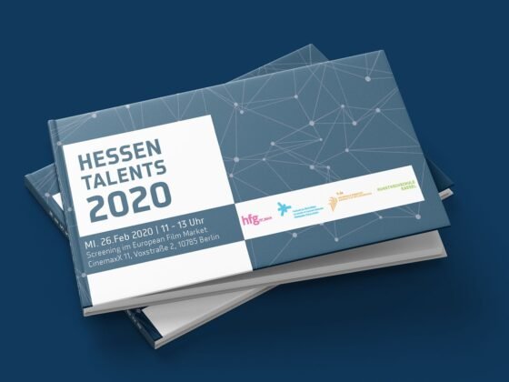 Mehrere Broschüren mit dem Titel "Hessen Talents 2020", geometrisches blau-weißes Cover, deutsche Infos. Mehrere Broschüren mit dem Titel "Hessen Talents 2020", geometrisches blau-weißes Cover, deutsche Infos.