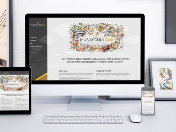 Monitor, Tablet und Smartphone zeigen die Musikschultaxi-Website mit bunter Grafik, Tastatur und Tasse auf Tisch. Monitor, Tablet und Smartphone zeigen die Musikschultaxi-Website mit bunter Grafik, Tastatur und Tasse auf Tisch.