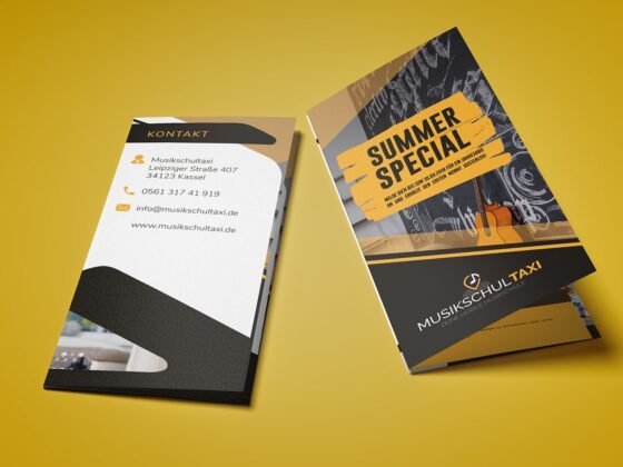 Zwei gefaltete Broschüren auf gelbem Hintergrund, mit "Summer Special" und Kontaktdaten von MusikschulTaxi. Zwei gefaltete Broschüren auf gelbem Hintergrund, mit "Summer Special" und Kontaktdaten von MusikschulTaxi.