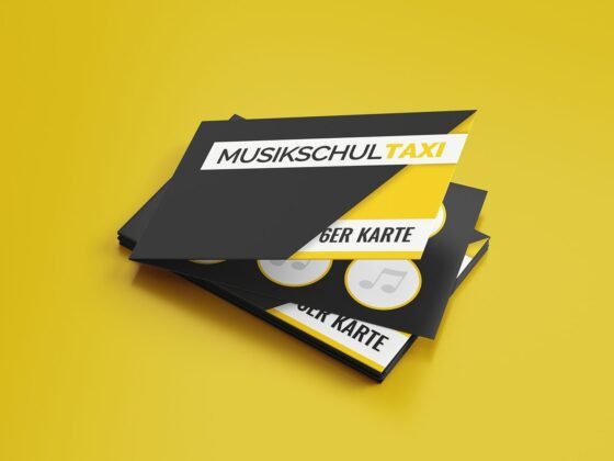 Mehrere schwarze und gelbe Karten mit dem Schriftzug "Musikschultaxi" und Notensymbolen auf Gelb. Mehrere schwarze und gelbe Karten mit dem Schriftzug "Musikschultaxi" und Notensymbolen auf Gelb.