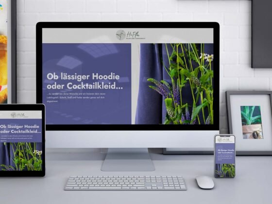 Ein Computer, Tablet und Smartphone zeigen dieselbe Website mit deutschen Texten und Blumenbildern auf weißem Schreibtisch. Ein Computer, Tablet und Smartphone zeigen dieselbe Website mit deutschen Texten und Blumenbildern auf weißem Schreibtisch.