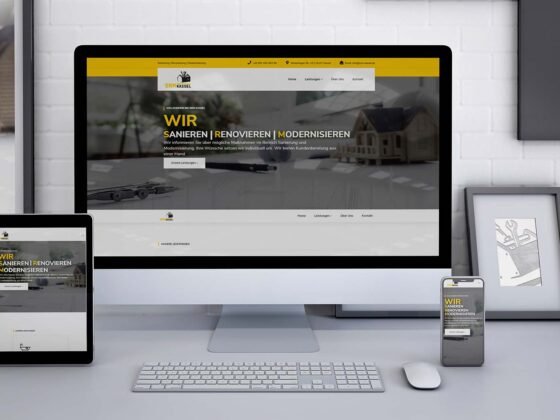 Monitor, Tablet und Smartphone zeigen denselben Webtext "Wir sanieren, renovieren, modernisieren". Tastatur und Maus davor. Monitor, Tablet und Smartphone zeigen denselben Webtext "Wir sanieren, renovieren, modernisieren". Tastatur und Maus davor.
