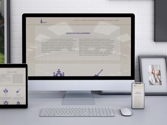 Ein Computer, Tablet und Smartphone zeigen dieselbe Website; Hintergrund: gerahmtes Foto, weiße Wand. Ein Computer, Tablet und Smartphone zeigen dieselbe Website; Hintergrund: gerahmtes Foto, weiße Wand.