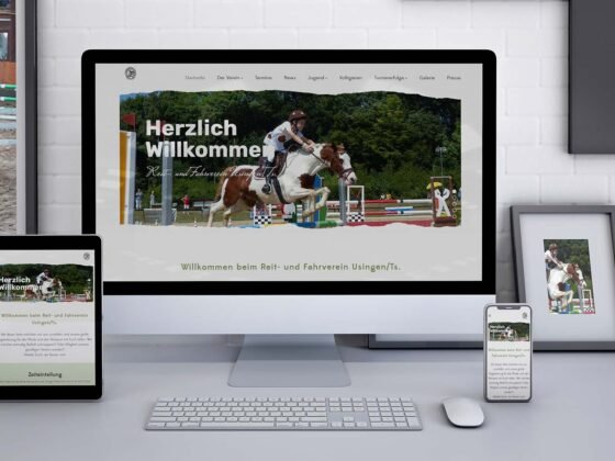 Ein PC, Tablet und Smartphone zeigen eine Reiterin beim Springen auf der Website eines Reitvereins. Ein PC, Tablet und Smartphone zeigen eine Reiterin beim Springen auf der Website eines Reitvereins.