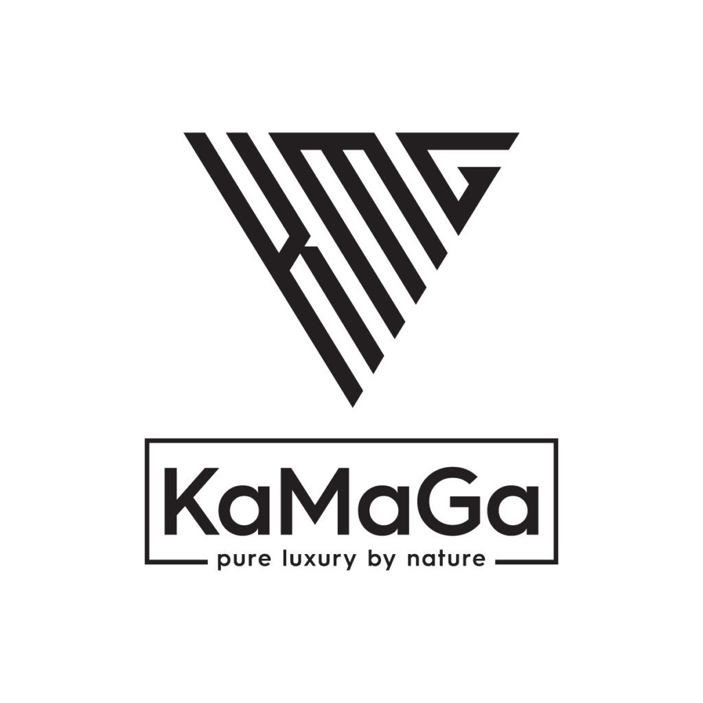 Schwarzes, dreieckiges "KMG"-Logo über "KaMaGa" und dem Slogan "pure luxury by nature" auf hellem Hintergrund. Schwarzes, dreieckiges "KMG"-Logo über "KaMaGa" und dem Slogan "pure luxury by nature" auf hellem Hintergrund.