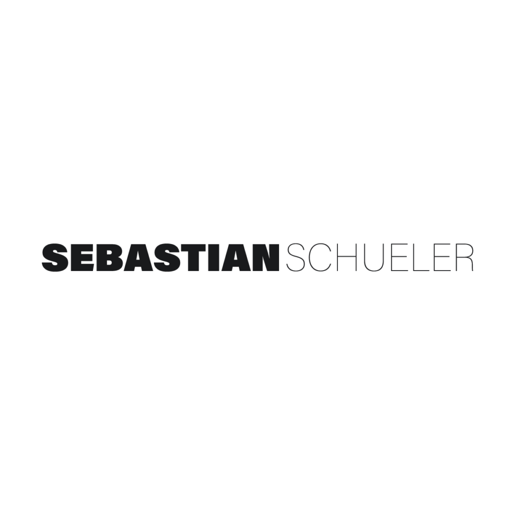 Das Bild zeigt "SEBASTIAN SCHUELER" auf hellem Hintergrund, "SEBASTIAN" fett, "SCHUELER" dünn. Das Bild zeigt "SEBASTIAN SCHUELER" auf hellem Hintergrund, "SEBASTIAN" fett, "SCHUELER" dünn.