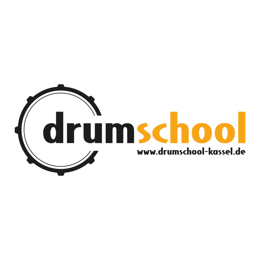 Logo zeigt "drumschool", "drum" schwarz im Trommel-Umriss, "school" orange, Website unten. Logo zeigt "drumschool", "drum" schwarz im Trommel-Umriss, "school" orange, Website unten.